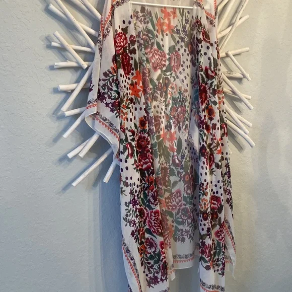 Lightweight Floral Kimono. - Picture 7 of 7